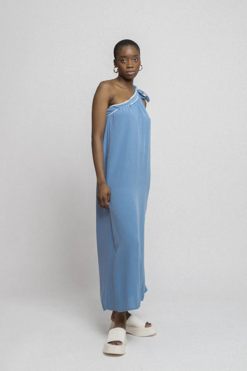 Langes Kleid mit asymmetrischem Wellenausschnitt