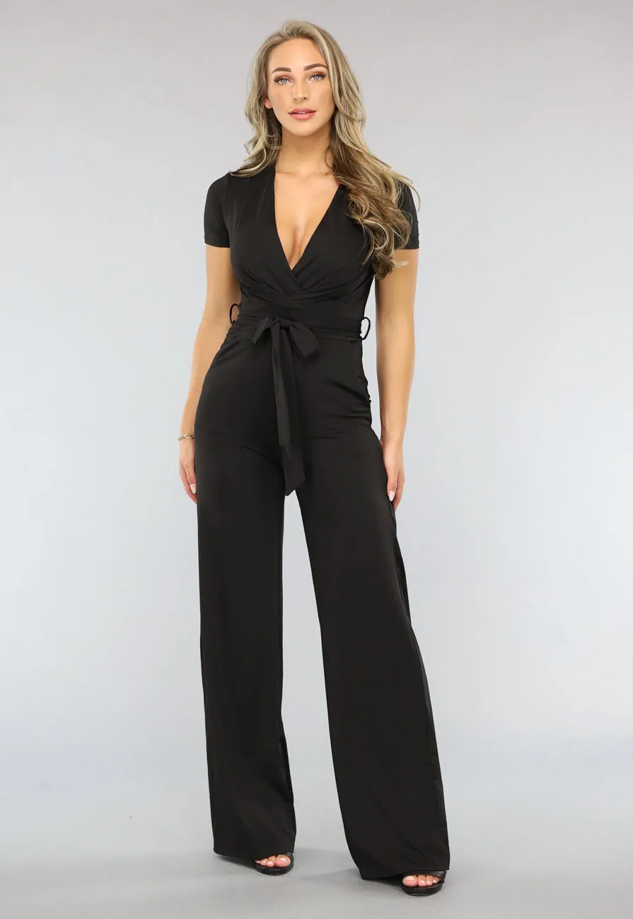 Schwarzer Jumpsuit mit weitem Bein, kurzen Ärmeln und Taillenband