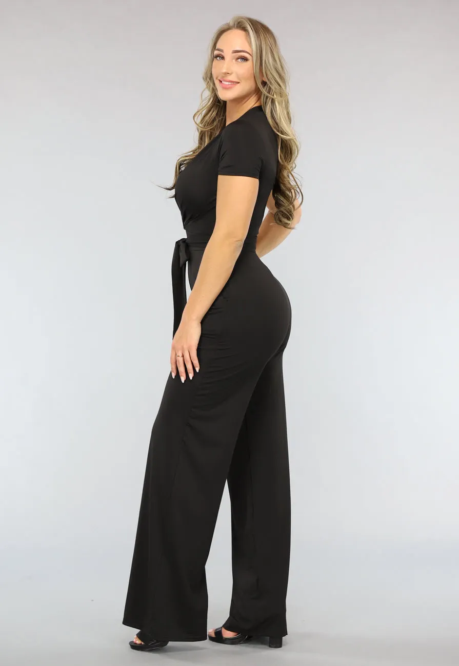 Schwarzer Jumpsuit mit weitem Bein, kurzen Ärmeln und Taillenband